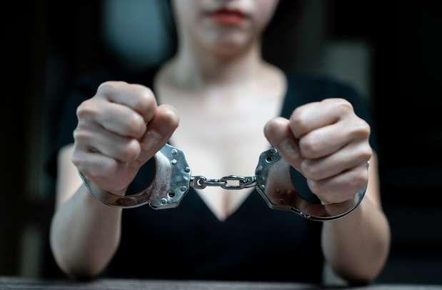 Mulher mata marido com tiro na cabeça, usando arma que ele comprou para ameaça-la; entenda