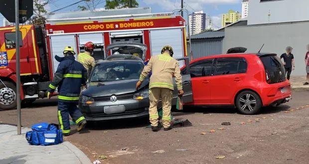 Após acidente de trânsito, carro capota e vítimas ficam presas às ferragens, em Cascavel