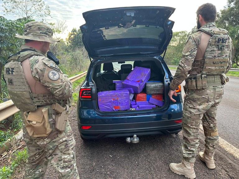 Após fuga, PRF apreende mais de 400 quilos de maconha na Região