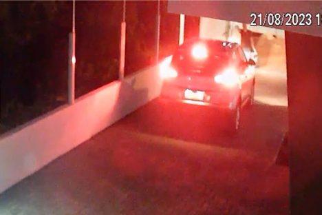 Armado, ladrão em fuga rouba dois carros em Cascavel