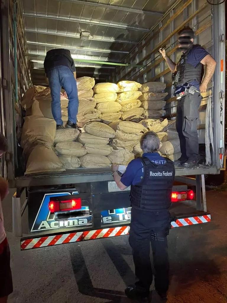 Carga irregular de 14 toneladas de leite em pó argentino é apreendida na PR-317