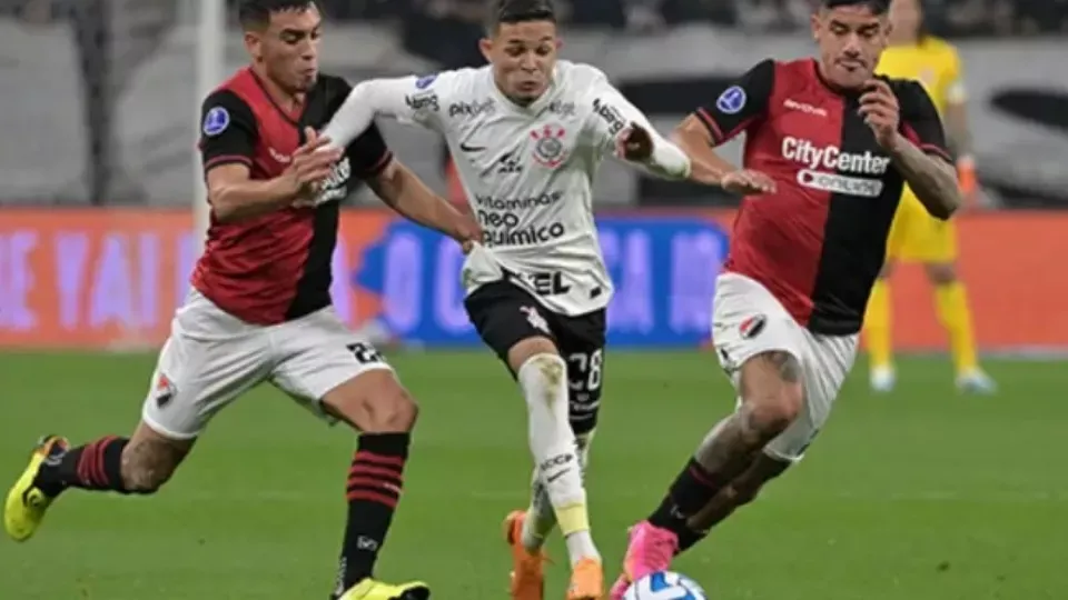 Corinthians vira sobre Newell's com brilho de reservas e sai em vantagem