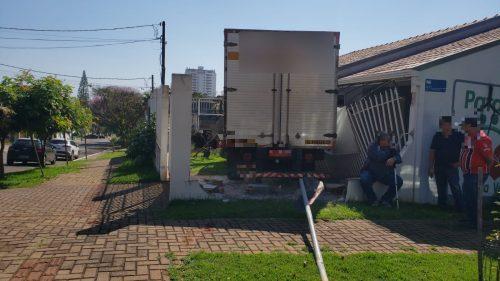 Em Cascavel: Caminhão invade residência e deixa rastro de destruição