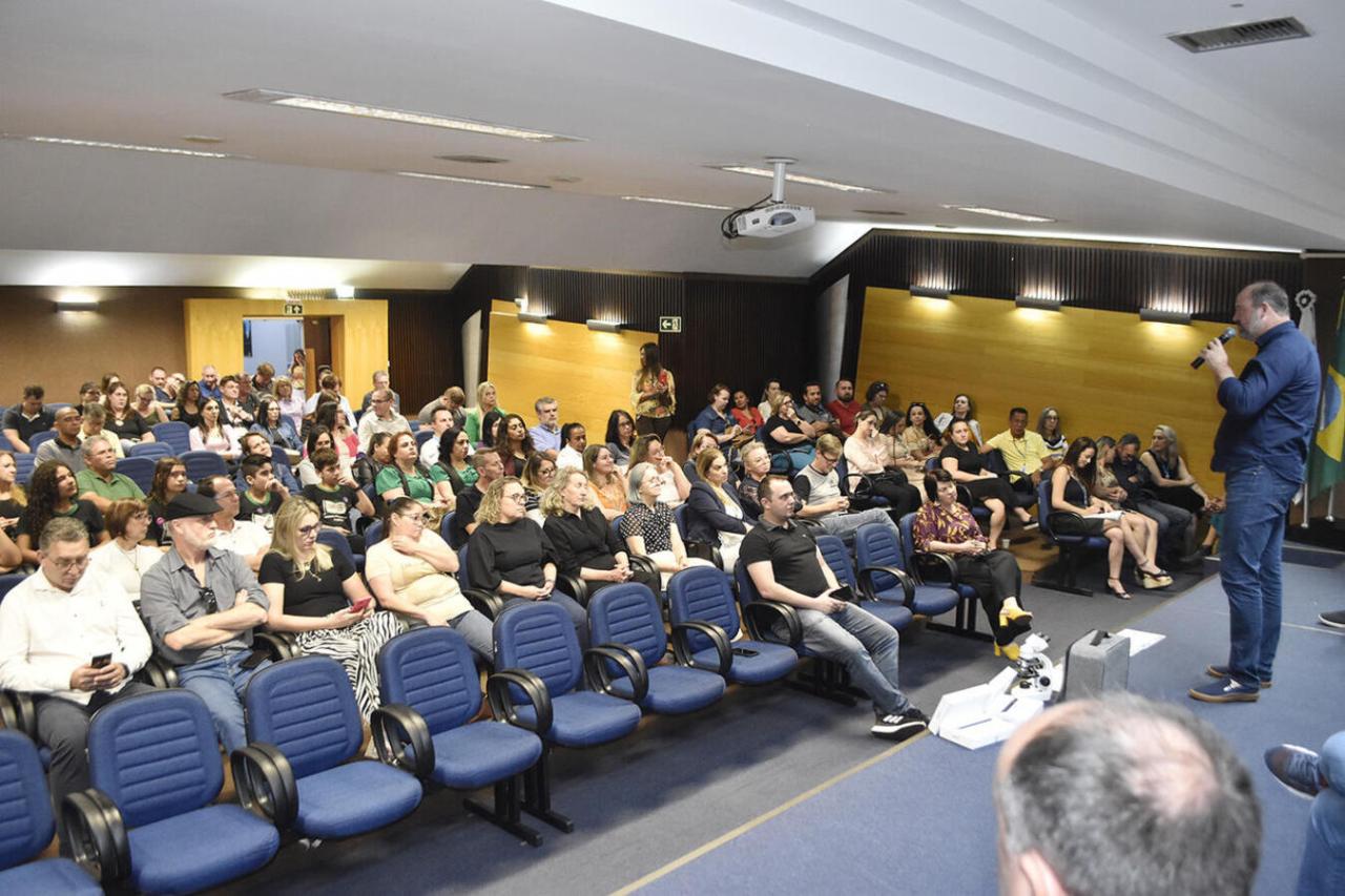 Entrega de tablets pelo NRE/Toledo é prestigiada por governo municipal