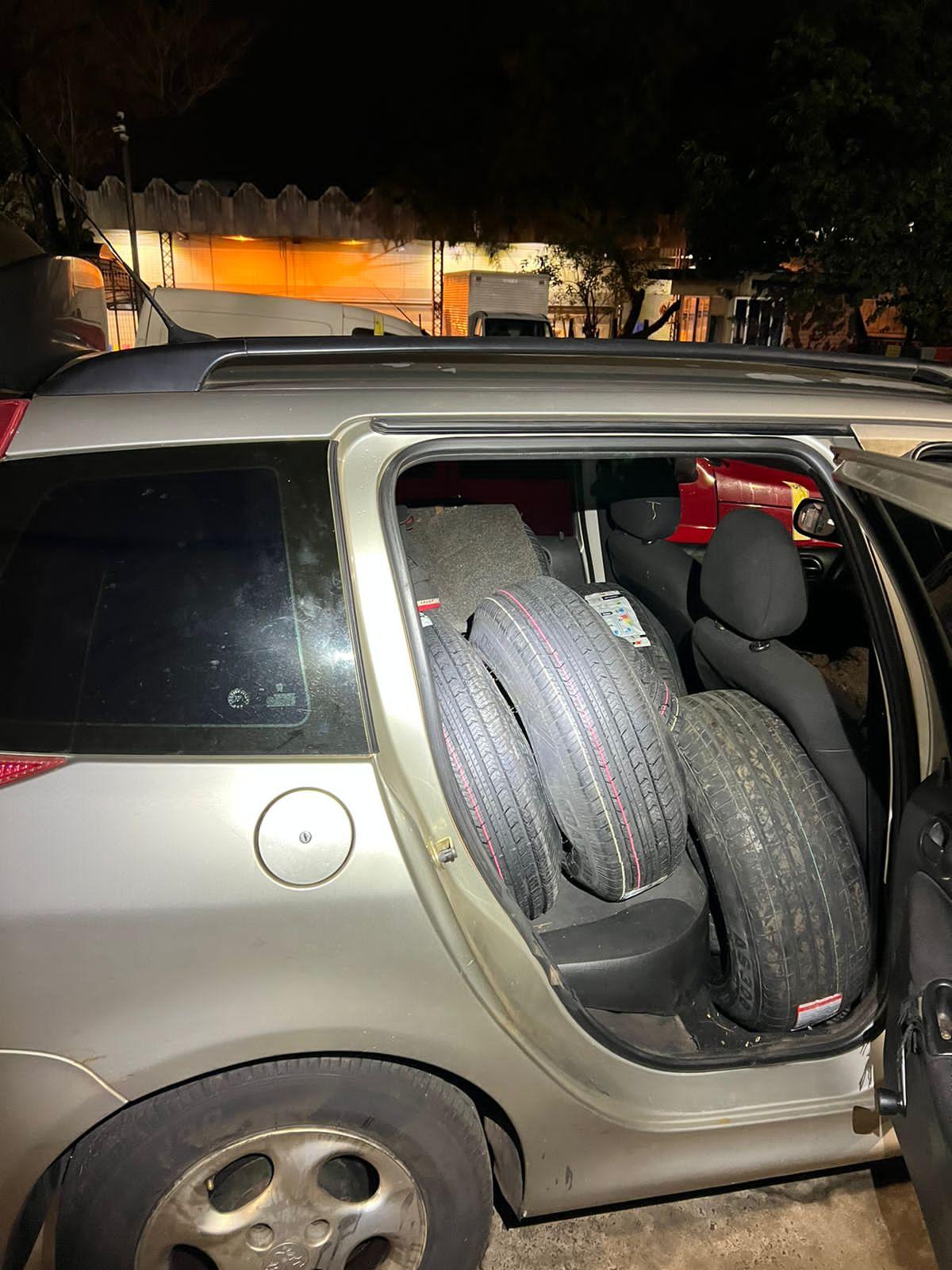 Equipe BPFRON em conjuto com NEPOM/PF realiza apreensão de veículo carregado com pneus contrabandeados na cidade de São Miguel do Iguaçu -PR