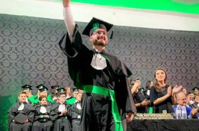 Grave acidente na PR 323, deixa vítima fatal e carro fica completamente destruído; Médico recém-formado perde a vida