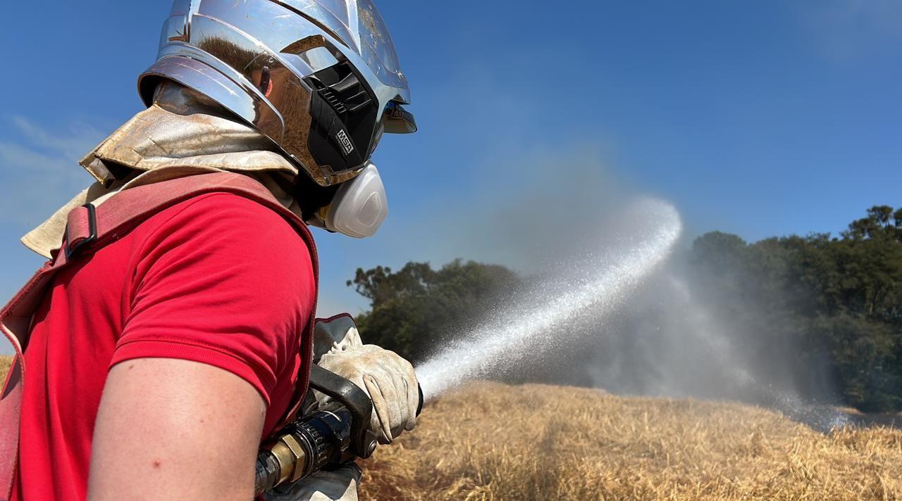 Incêndio possivelmente criminoso de grandes proporções atinge área rural de Cascavel