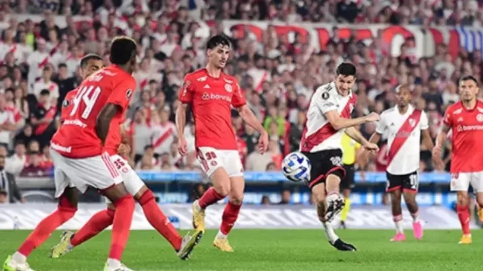 Internacional não segura o River e perde de virada na Argentina