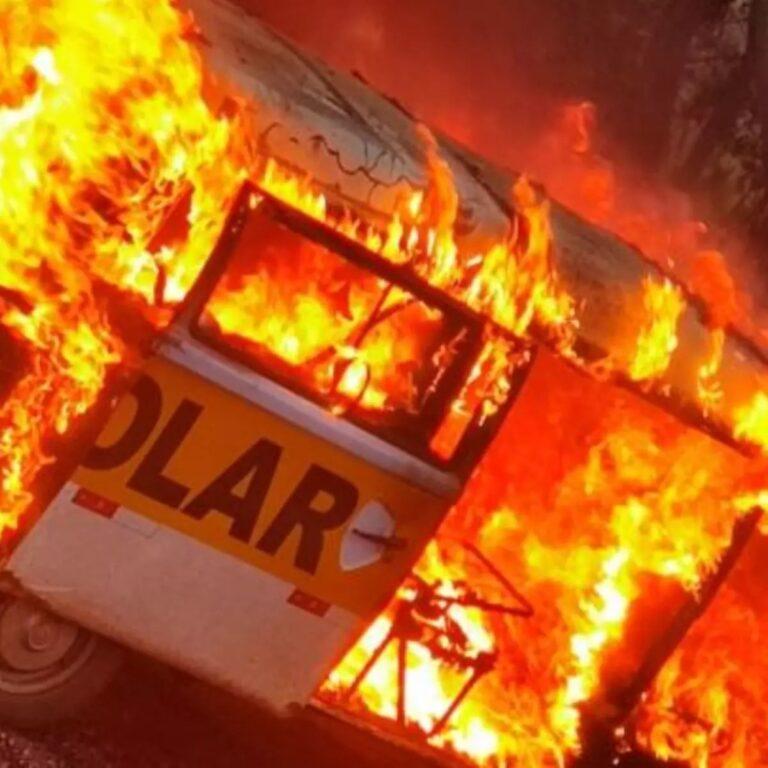 Kombi escolar é destruída por incêndio no Paraná