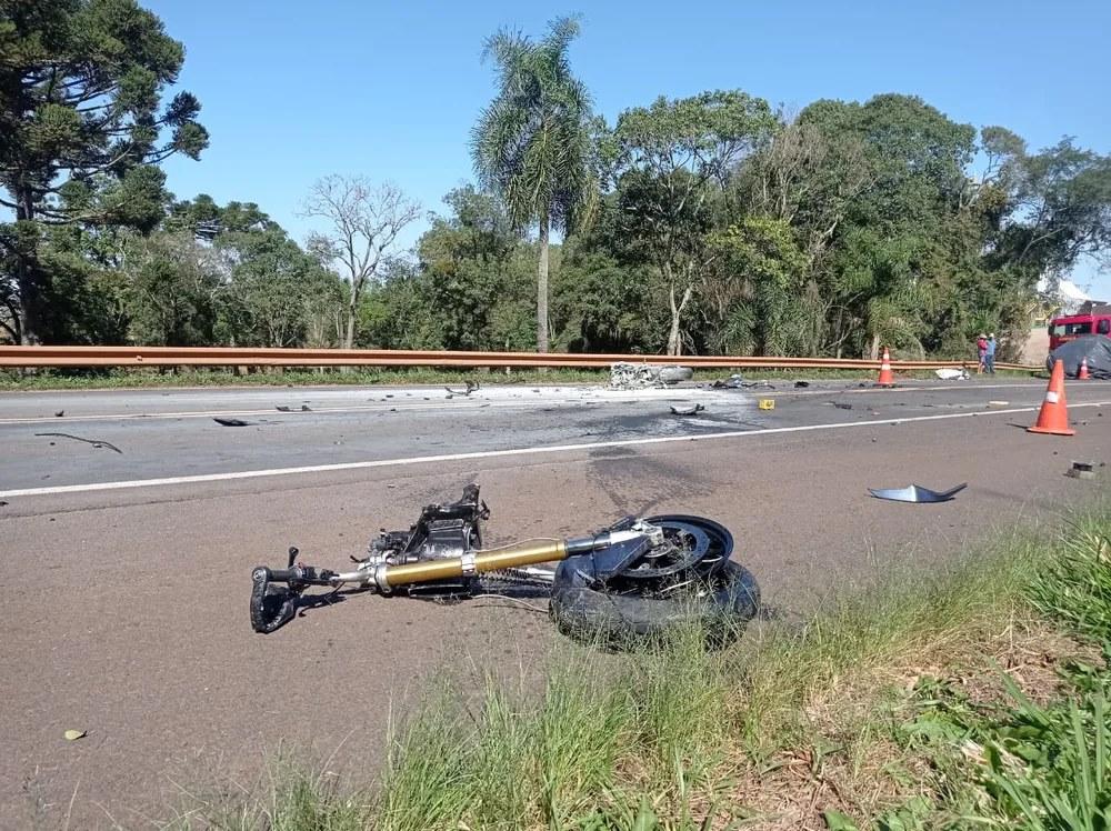 Moto esportiva bate em dois carros e duas pessoas morrem na BR-277, diz PRF