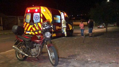 Motociclista desvia de gato e sofre queda; Filha que estava na garupa