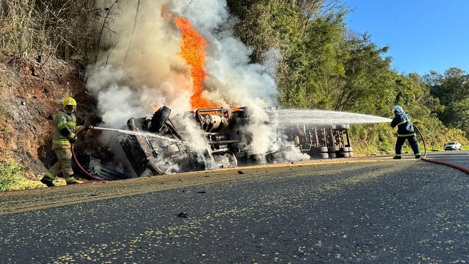 Motorista escapa ileso após caminhão bitrem ser destruído por fogo na BR-277