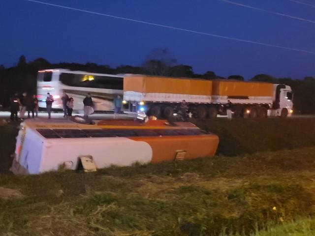 Ônibus escolar com 25 crianças se envolve em acidente com caminhão na BR-277, em Curitiba