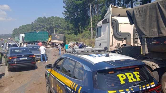 Ponta Grossa – Dez veículos se envolvem em acidente na BR 376
