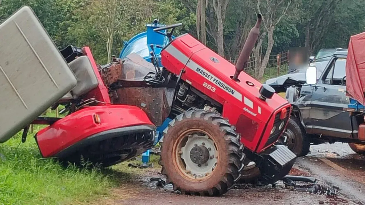 Trator parte ao meio em acidente no Paraná