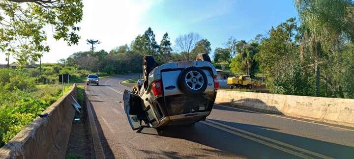 Acidente na PR-180: veículo capota no Distrito de Rio do Salto
