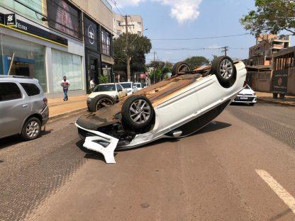 Após condutor se distrair, Jetta bate contra carro estacionado e capota em Cascavel