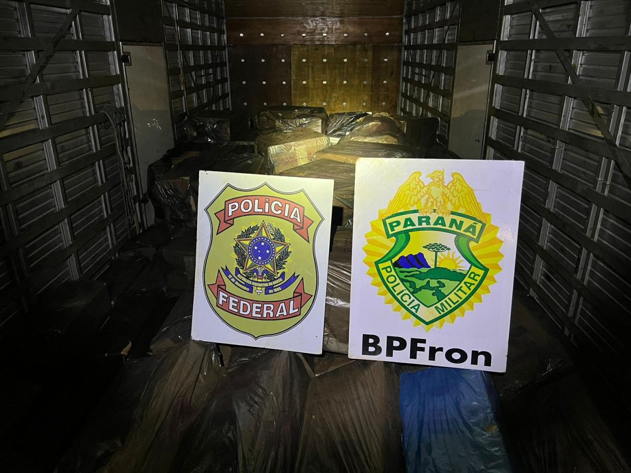 BPFRON e Polícia Federal apreendem cigarros contrabandeados em Terra Roxa-PR
