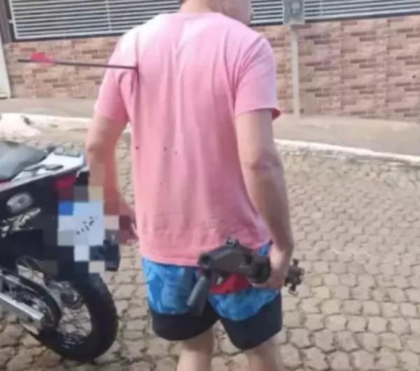 Briga entre vizinhos termina com flecha cravada nas costas de homem
