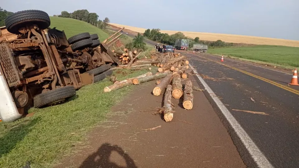 Caminhão com toras tomba e causa acidente na BR 277 em Cascavel