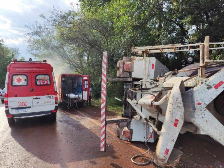 Caminhão tomba na PR-647, motorista fica preso nas ferragens entre Marechal Rondon e Porto Mendes