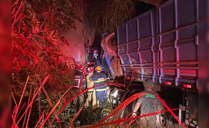 Caminhoneiro, se perde durante forte chuva e fica preso às ferragens após acidente, no Paraná