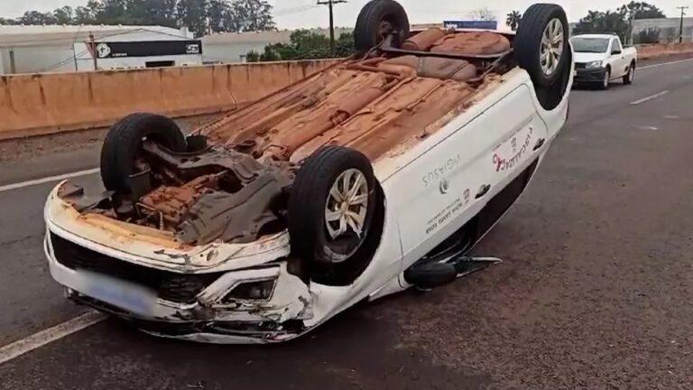 Carro oficial da Prefeitura Nova Santa Rosa capota na BR 163; condutor está bem
