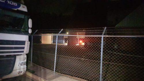 Cascavel: Brigadistas do Corpo de Bombeiros foram acionados para combater um incêndio em armazém