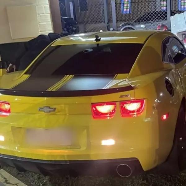 Com escape ‘barulhento’ e pneu ‘careca’, Camaro é apreendido no PR
