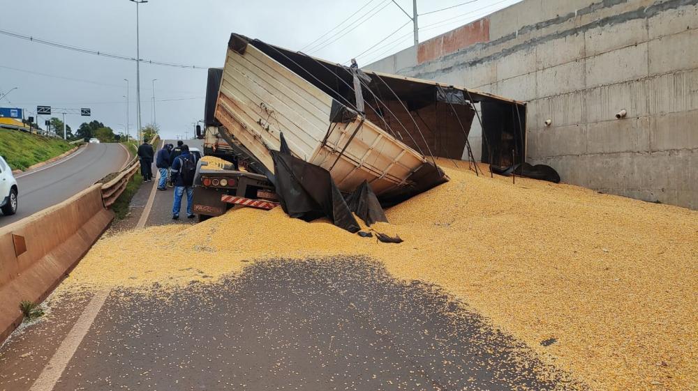 Com excesso de peso, caminhão não consegue 'subir' alça de acesso e tomba no Trevo Cataratas