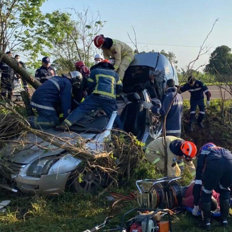 Condutor morre e passageiros ficam em estado grave ao atingirem árvore na PR-218