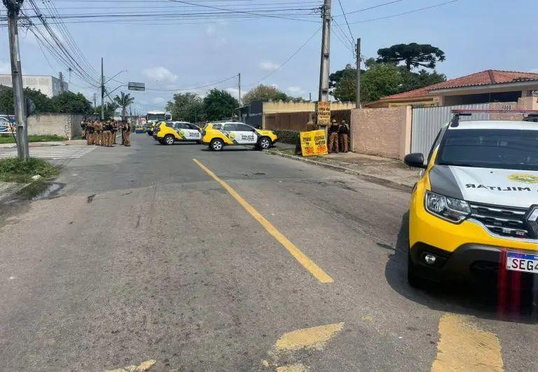 Dupla bate carro ao tentar fugir da polícia e morre em confronto no Paraná