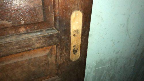 Em Cascavel: Além de danificar o imóvel, inquilinos deixam de “presente” fezes humanas para proprietária