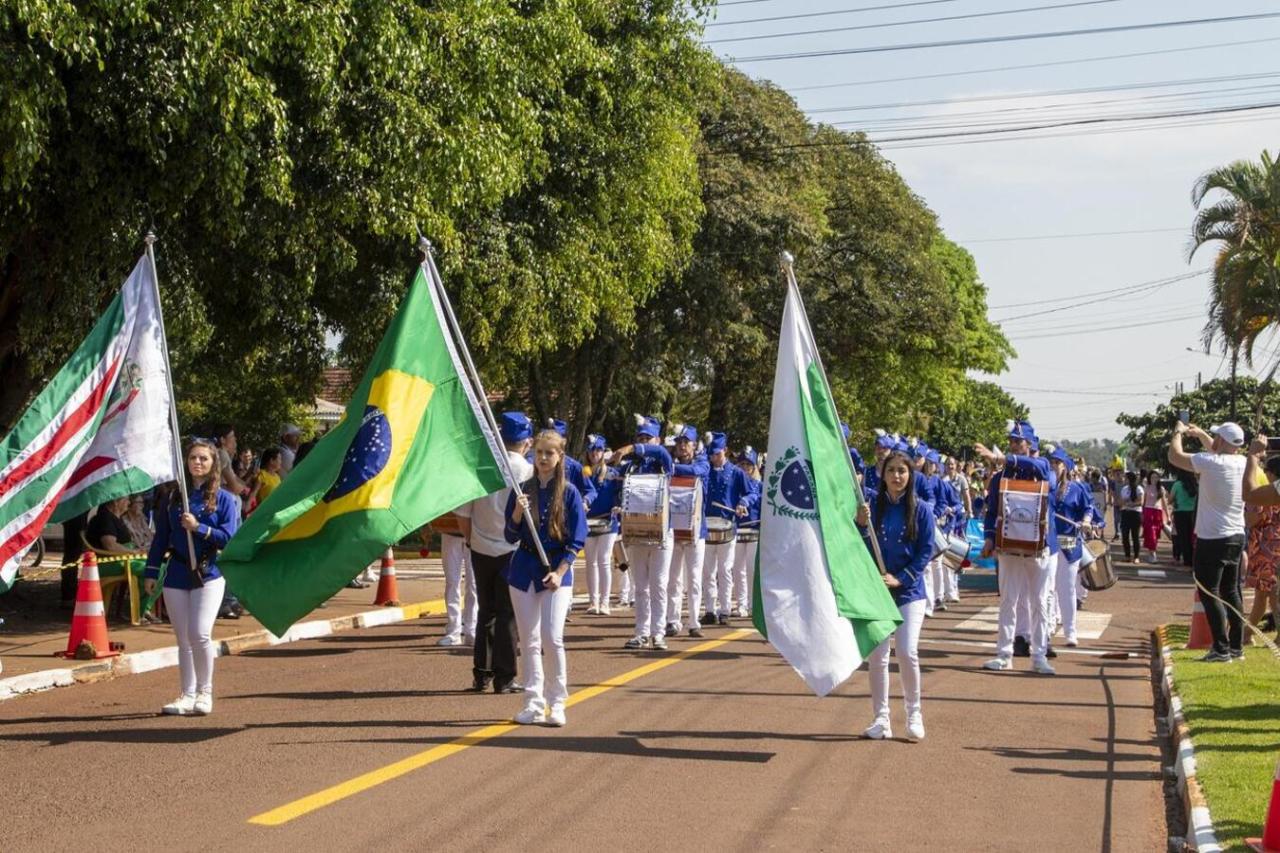Festas cívicas marcam o domingo em Novo Sobradinho e São Luiz do Oeste