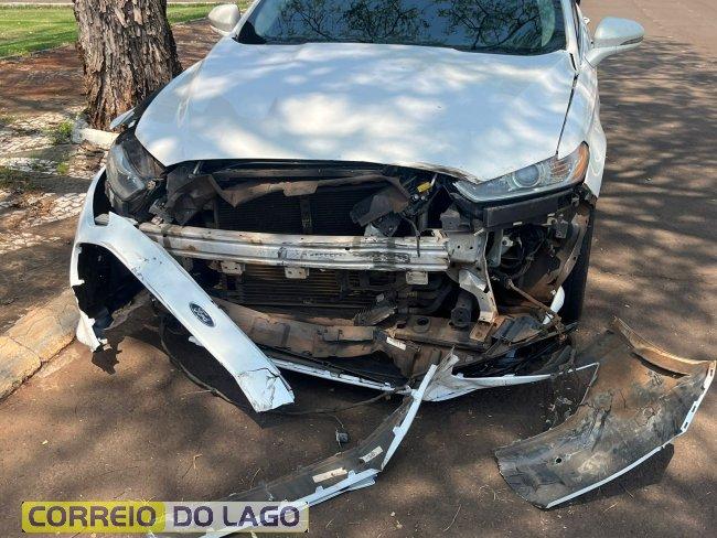 Fusion fica com a frente destruída após colidir com caminhão em Santa Helena