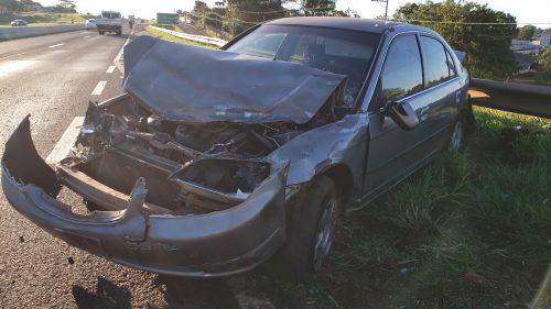 Hilux e Honda Civic se envolvem em acidente na BR-467 em Cascavel