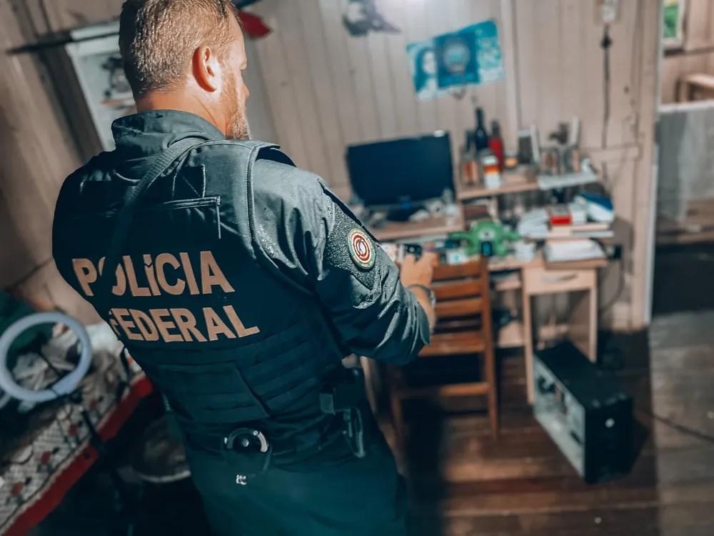 Homem é preso pela PF com ‘milhares’ de arquivos de pornografia infantil em SC