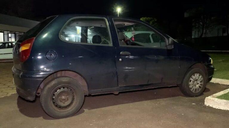 Homem entra em veículo errado por engano, pega no sono e acaba detido pela PM