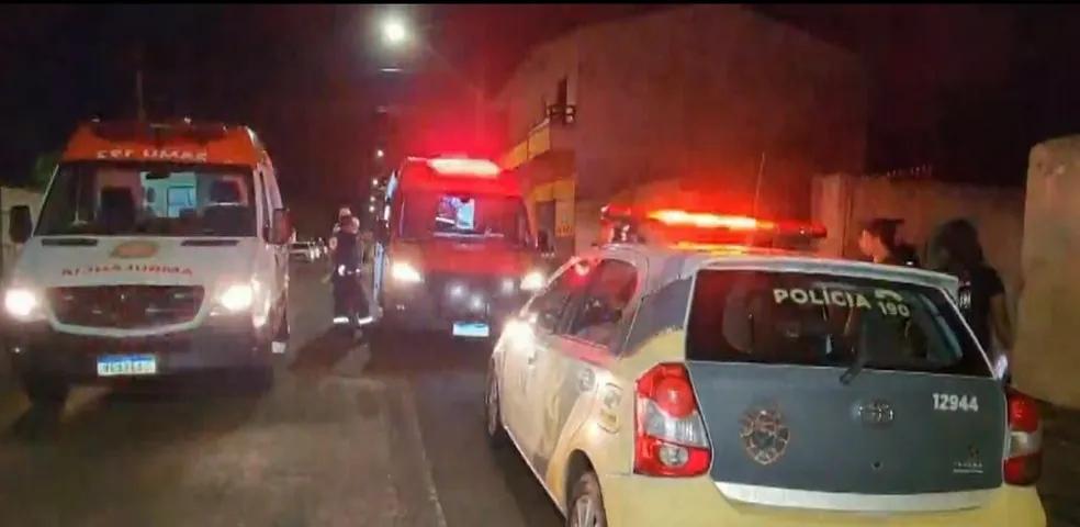 Mãe e filha são esfaqueadas no rosto e pescoço; suspeito é ex-namorado da mulher, diz PM