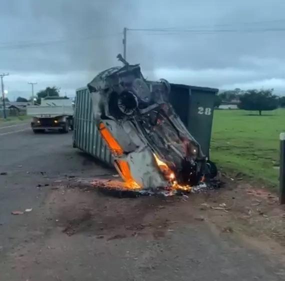 Marido mata mulher a facadas na frente da filha e morre carbonizado em acidente