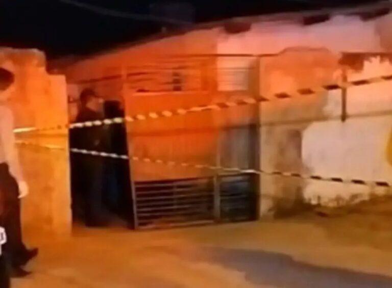 Menino passa dia tentando acordar mãe e pede socorro para vizinhos ao perceber mulher morta; ex é suspeito