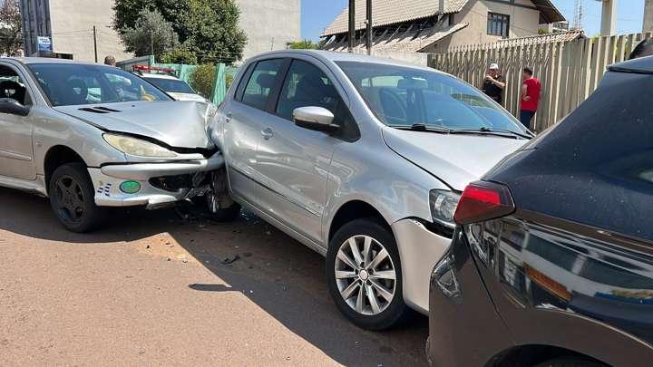 Motorista foge após colidir e gerar engavetamento no centro de Cascavel