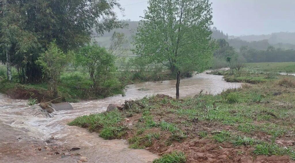 Mulher morre afogada após carro ser arrastado em enchente no RS