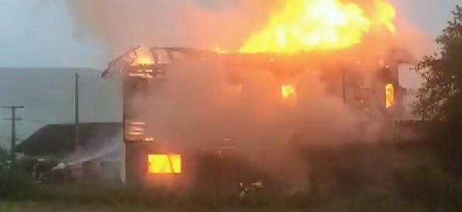 Mulher tem casa incendiada por ex-namorado, em Pato Branco; homem jogou gasolina nela e a ameaçou com faca, diz polícia