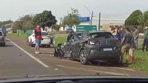 Ocupantes de veículo destruído em colisão na BR-277 saem ilesos após acidente