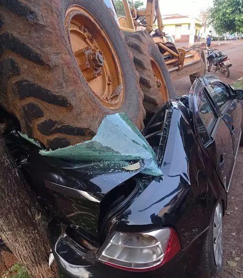 Pá niveladora de asfalto tem pane e esmaga carro no interior do Paraná