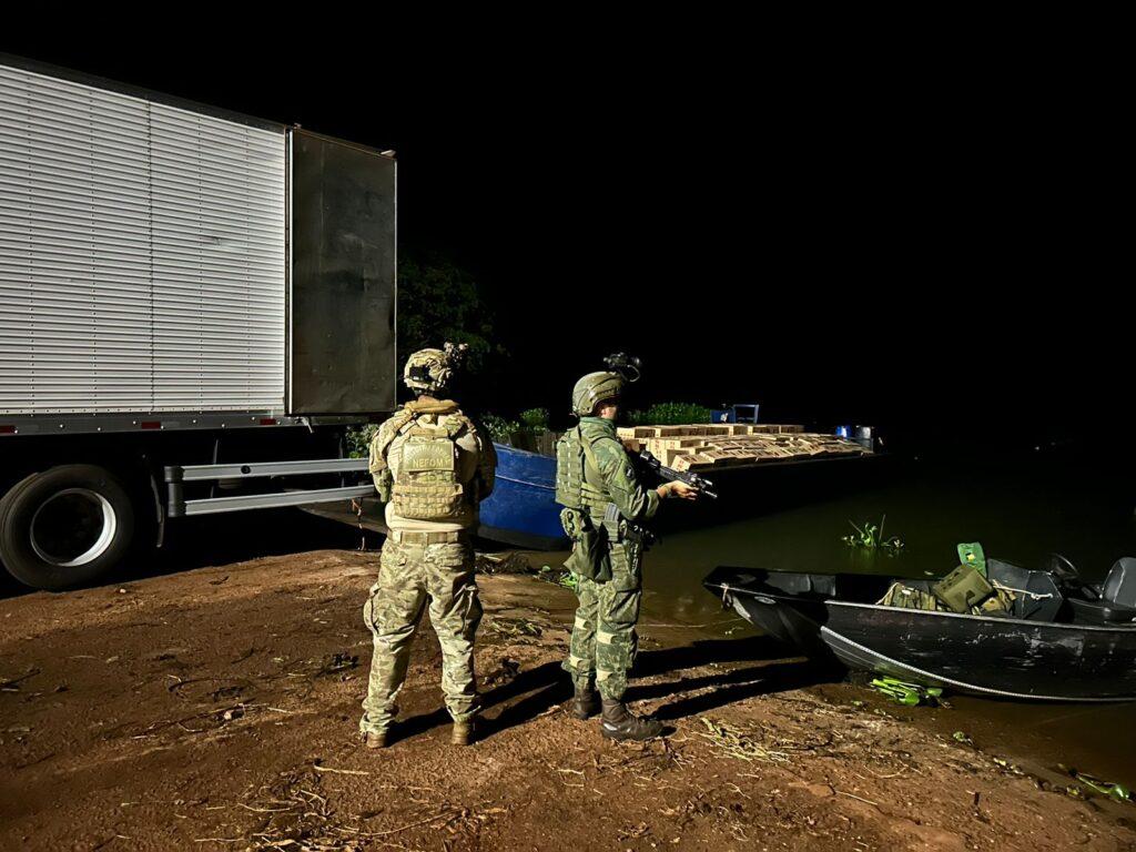 Policiais realizam em Mercedes apreensão de caminhão e embarcação com carregamento de contrabando, carga de R$ 2 milhões