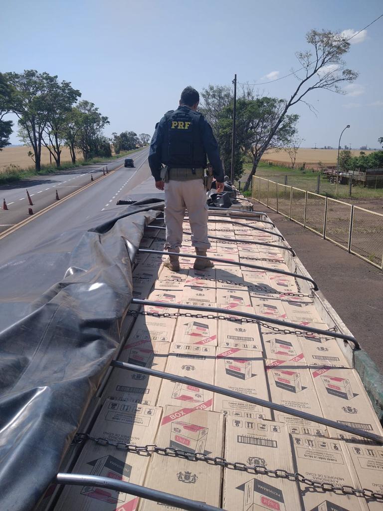 PRF apreende cargas de cigarros e vinho contrabandeados no Paraná