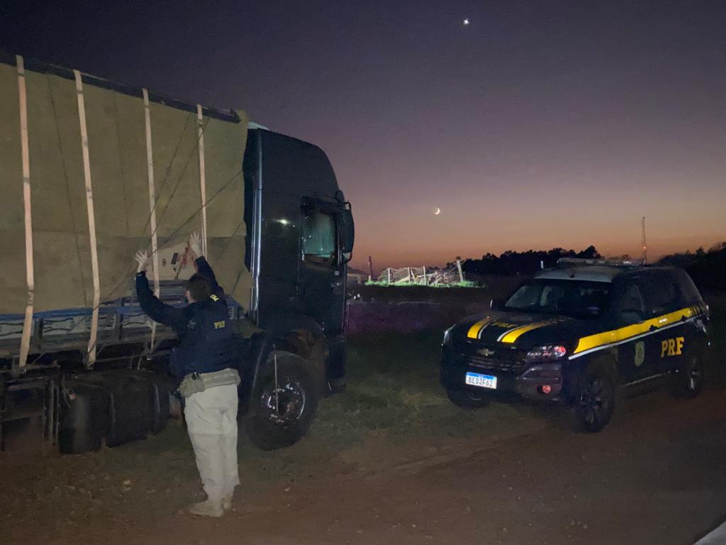 PRF recupera caminhão e apreende carga de cigarros em Francisco Alves
