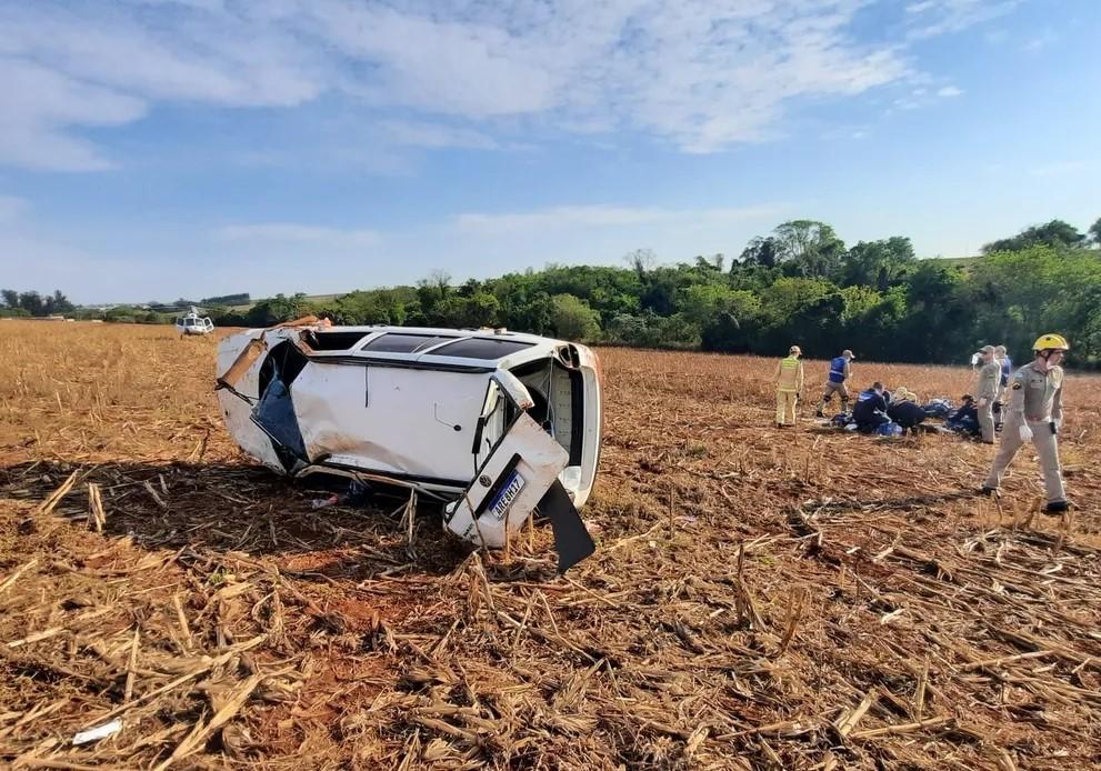 Professora morre após ser ejetada de veículo durante capotamento no PR